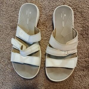 EUC: Clarks Women's adjustable Triple Strap Slide Sandals in Off-White/Cream ♥️